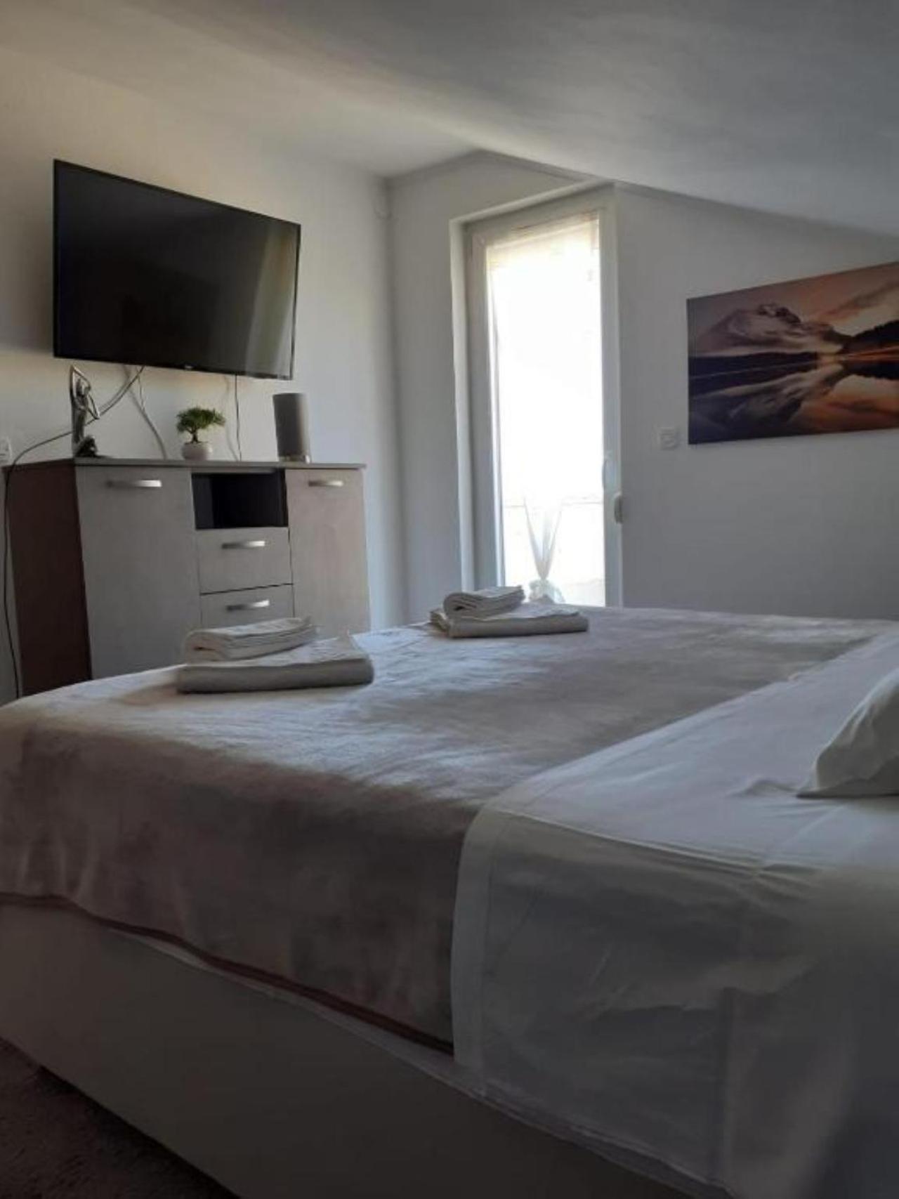 Guest House Lucija Банёл Экстерьер фото